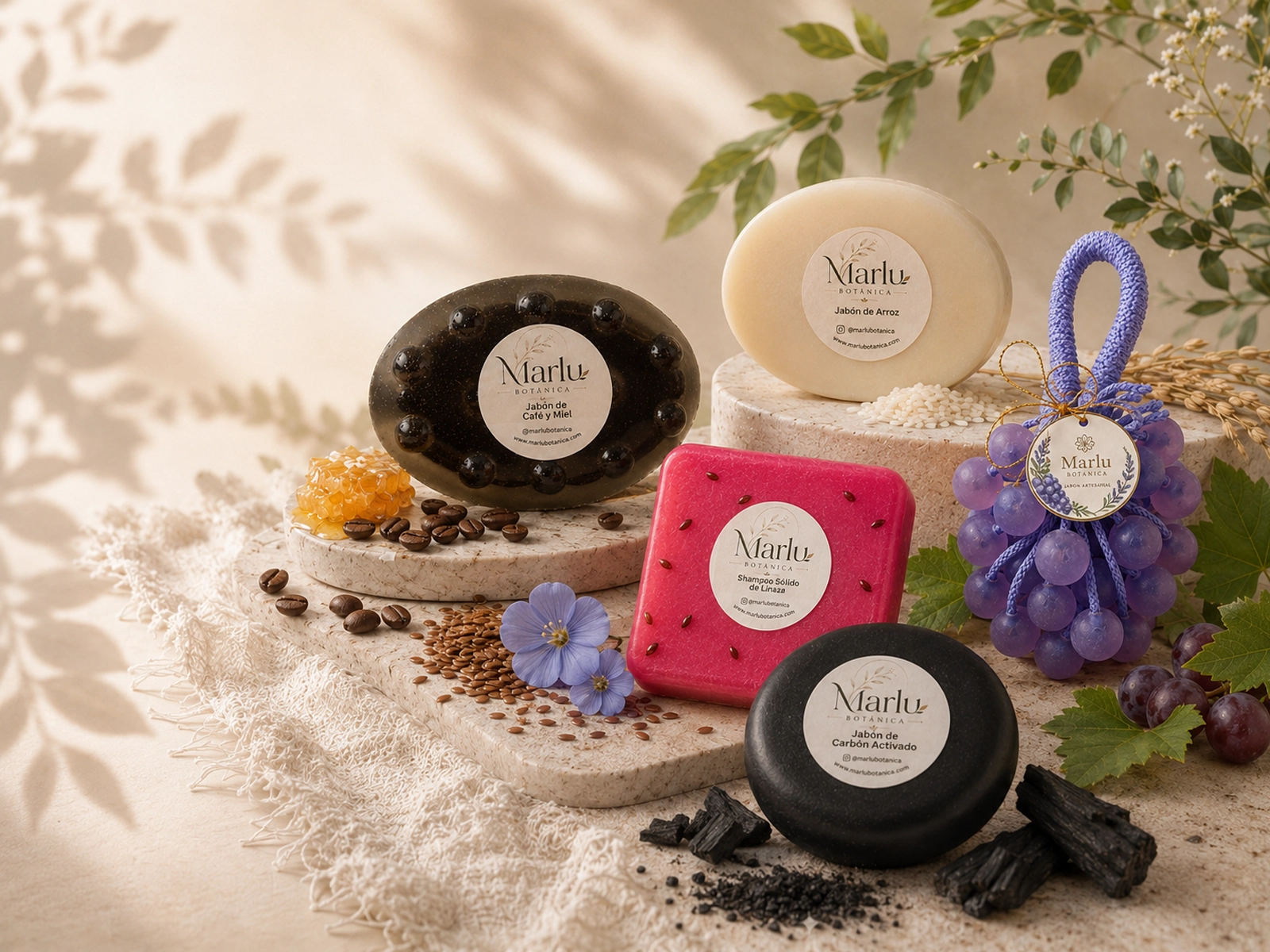 Jabones artesanales y productos botánicos de Marlú Botánica en una composición natural